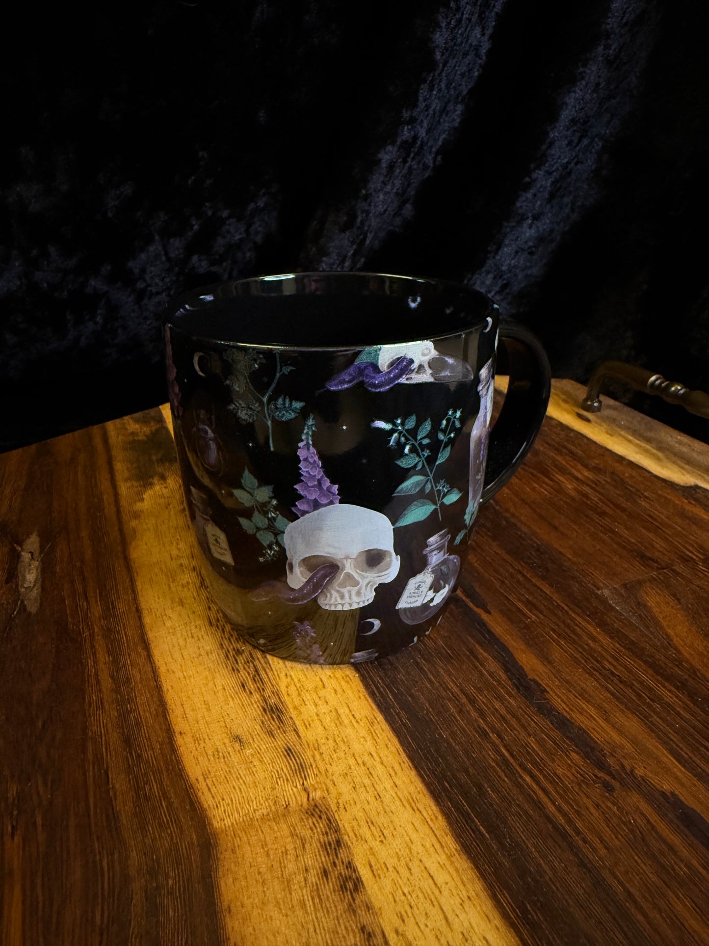 Viiniä ja kalloja- muki