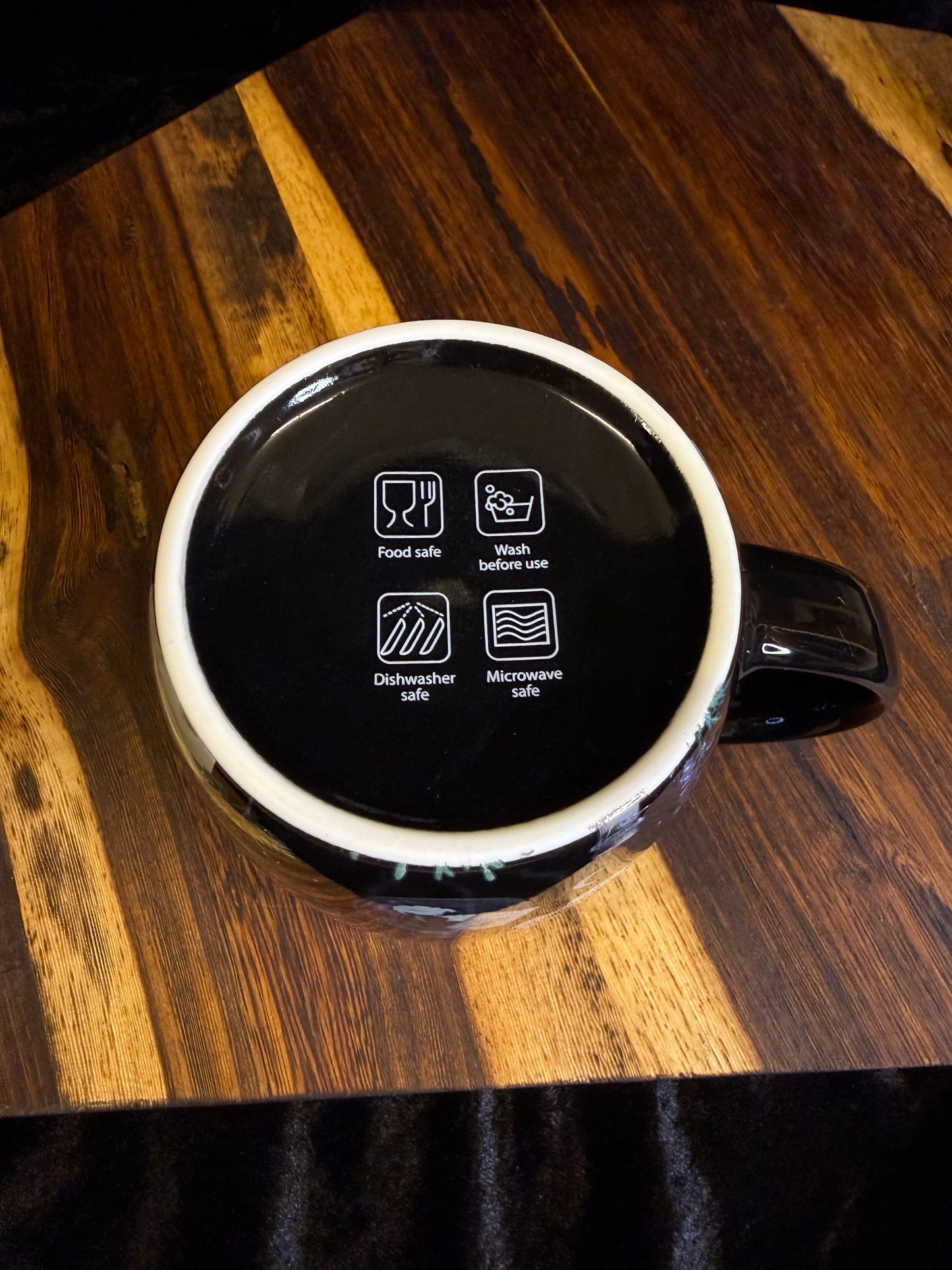 Viiniä ja kalloja- muki